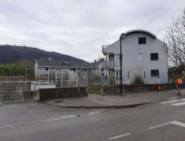 Edificio en obra parada en Castañeda