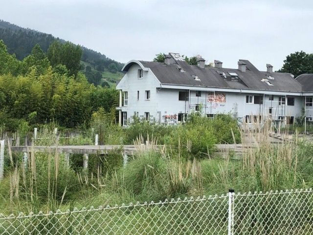 Edificio en obra parada en Castañeda