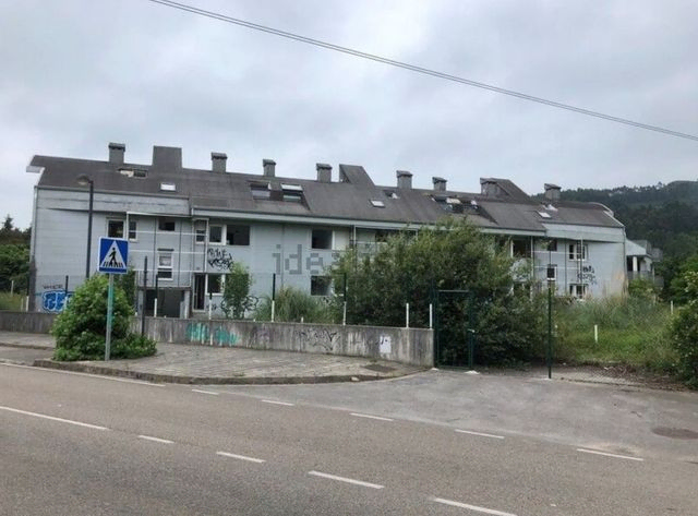 Edificio en obra parada en Castañeda
