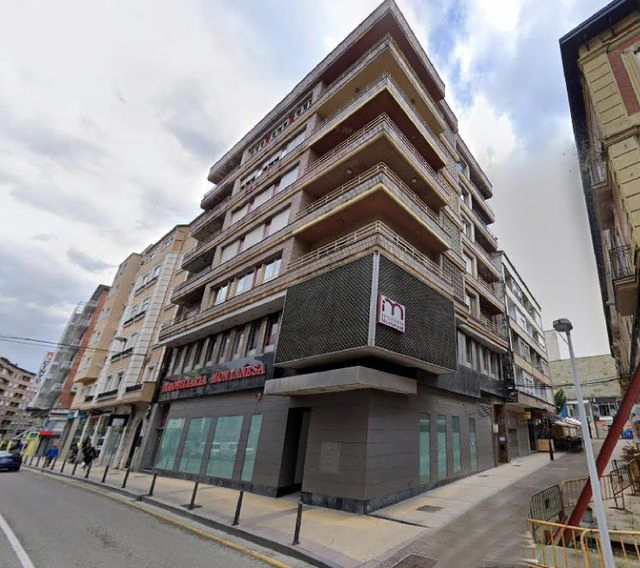 Venta de 2 locales en c/ PaZ 1. Torrelavega.