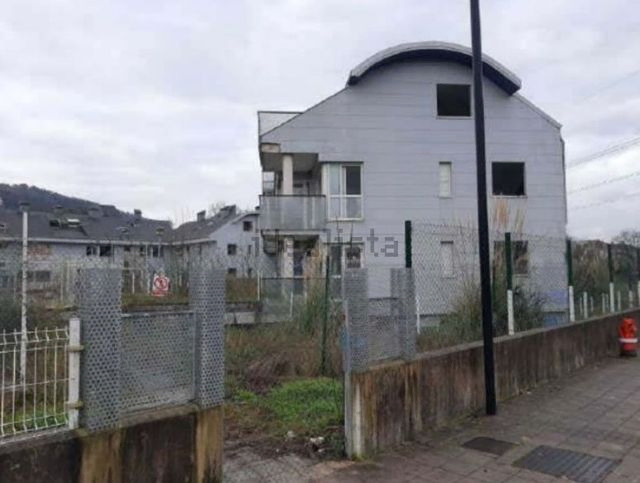 Edificio en obra parada en Castañeda
