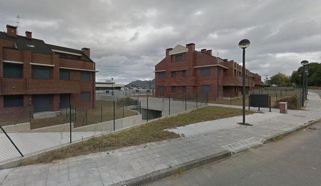 Obra parada de 48 Apartamentos+3 LOcales+18 Trasteros+63 Garajes en Miengo