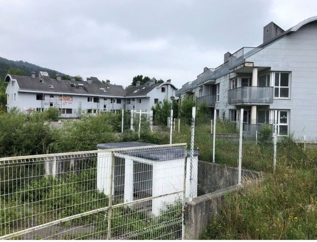 Edificio en obra parada en Castañeda